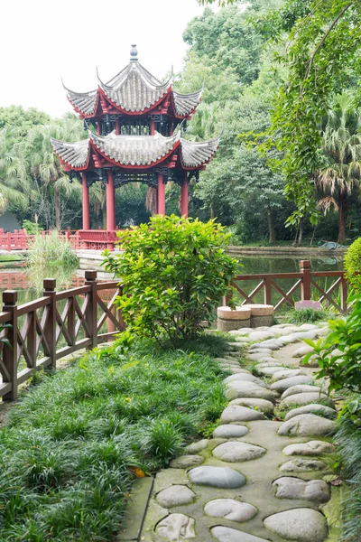 Pagoda bir parkta bir havuz