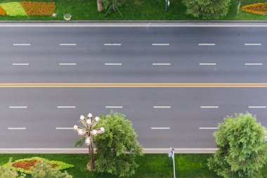boş kentsel otoyol dikey havadan görünümü