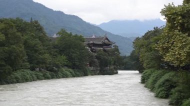 Dujiangyan Nehri akan ve dağlar