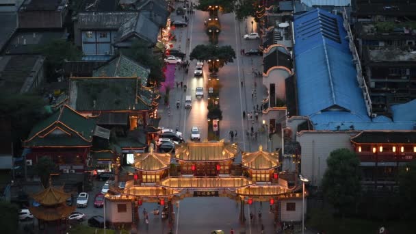 QinTaiLu chinês portão tradicional iluminado à noite vista aérea — Vídeo de Stock