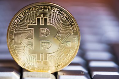 Altın rengi bitcoin tatlı bir ke alan sığ derinliği