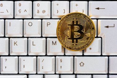 Altın rengi bitcoin, bilgisayar klavyesindeki