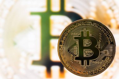 Bulanık bitcoin arka plan üzerinde altın rengi bitcoin