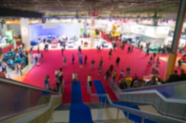 Üst kattan bir araba gösterinin ufuk görünümü