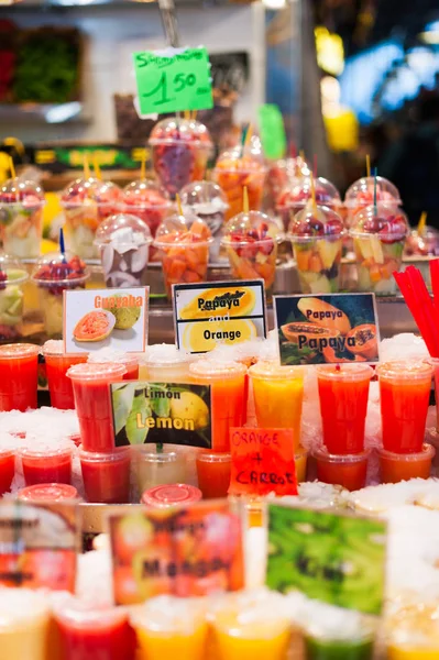 Fruitsappen kraam in la Boqueria markt gedekt. — Stockfoto