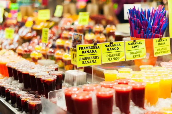 Vruchtensappen in la Boqueria markt gedekt — Stockfoto