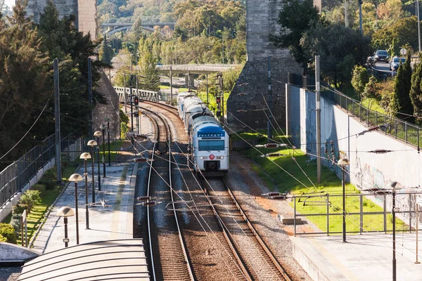 Trein passeren onder de Aqueduct of the Free Waters - Lissabon — Stockfoto