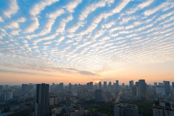 Cirrocumus chmury na wschód słońca nad Chengdu — Zdjęcie stockowe