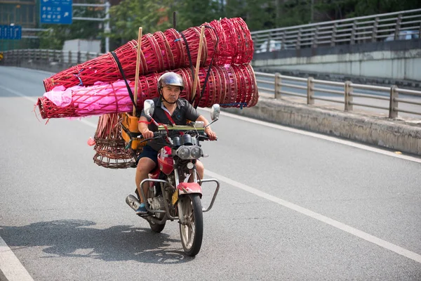Chinois homme sur moto — Photo