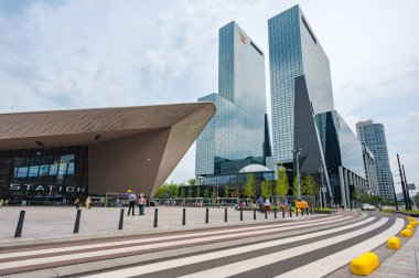 Rotterdam Centraal Station ve gökdelenler