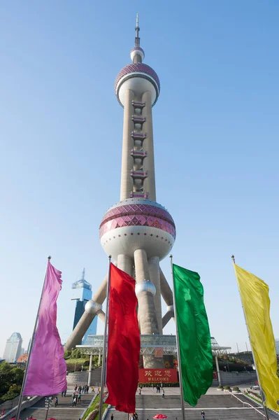 Shanghai Oriental perla y banderas de colores — Foto de Stock
