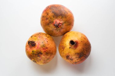 Üç nar beyaz bir yüzeye