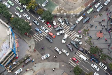 Küçük sokaklar kavşak dikey görünümü'nde yoğun trafik