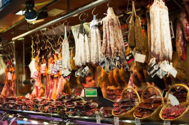 Şarküteri et la Boqueria Pazar kapalı