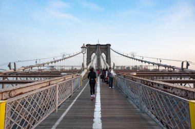 Backgr turist ile Brooklyn Köprüsü üzerinde çalışan kadın