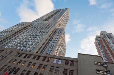 Empire State mavi gökyüzü karşı düşük dikey görünümü oluşturma