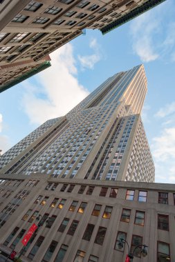Empire State mavi gökyüzü karşı düşük dikey görünümü oluşturma