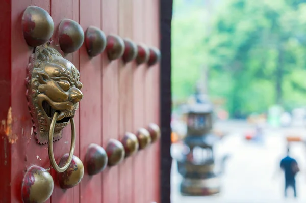 Kínai ajtón kopogtató a néző szabadtéri blur piros nyitott kaput — Stock Fotó