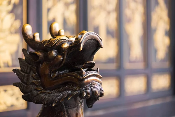 Arany színű sárkány fej szobor tiszta — Stock Fotó