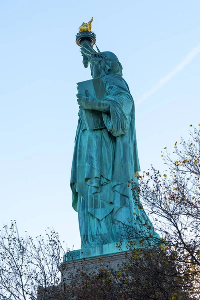 Estatua de la libertad perfil ángulo bajo vista contra el cielo azul — Foto de Stock