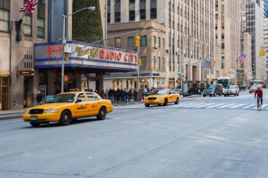 Sarı taksiler ve trafik önünde Radio City Music Hall