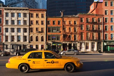 Güney Manhattan'daki günbatımında sokak sarı taksi