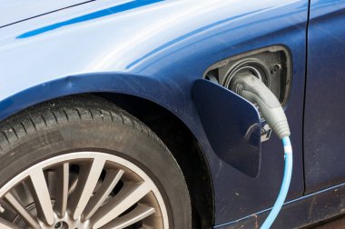 Mavi elektrikli araba yakın çekim şarj