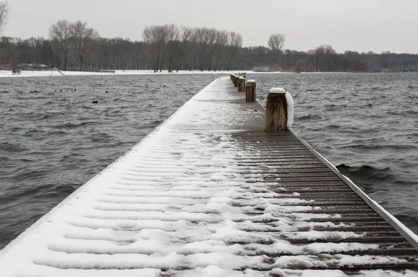 Pływające drewniany most na jeziorze pod śniegiem — Zdjęcie stockowe