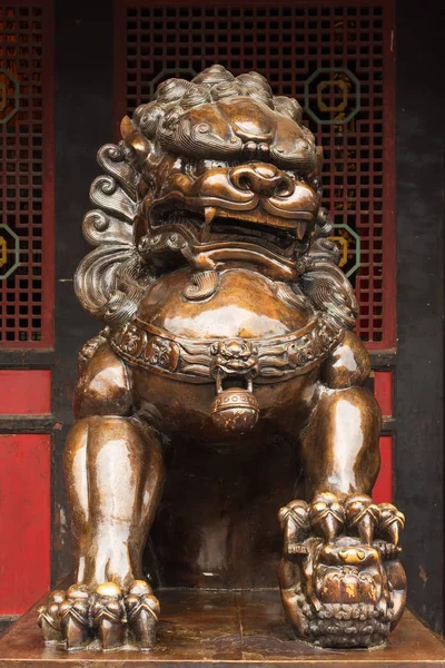 Estatua de bronce de león frente a un templo budista —  Fotos de Stock