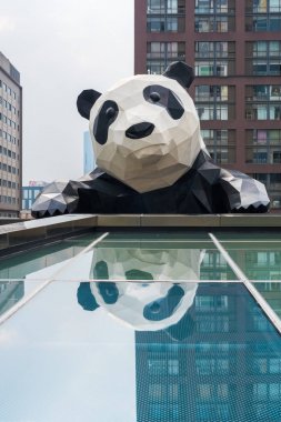 Cam yansıtan Chengdu panda heykel