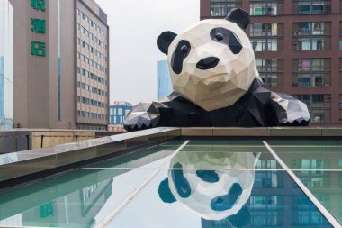Cam yansıtan Chengdu panda heykel