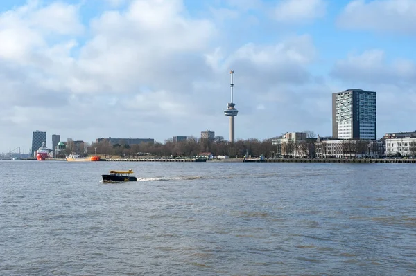 Torre Euromast en Rotterdam con un barco taxi en el Mosa —  Fotos de Stock