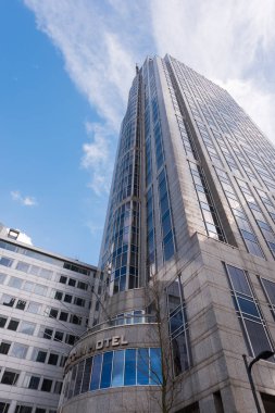 Manhattan otel mavi gökyüzü karşı Binası