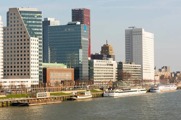 Immeuble moderne à la frontière Meuse à Rotterdam — Photo