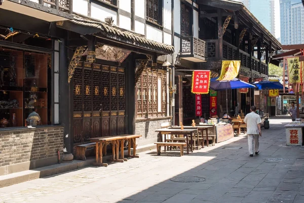 Wenshu monaster 인근 오래 된 전통적인 중국 거리에 사람들 — 스톡 사진