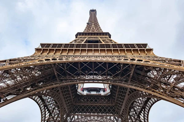 Eiffelturm niedriger weitwinkelblick in paris — Stockfoto