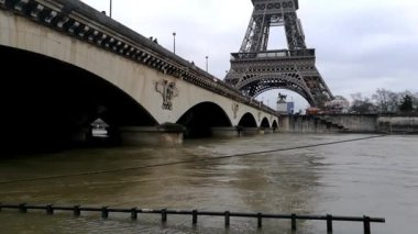 Paris'te Seine Nehri'nin sel