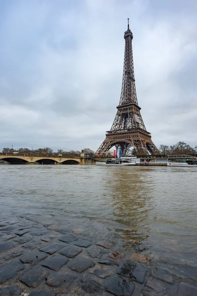 De toren van Eiffel van de overstroomde oevers van de Seine — Stockfoto