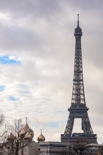 Menara Eiffel dan Katedral Sainte-Trinite di Paris — Stok Foto