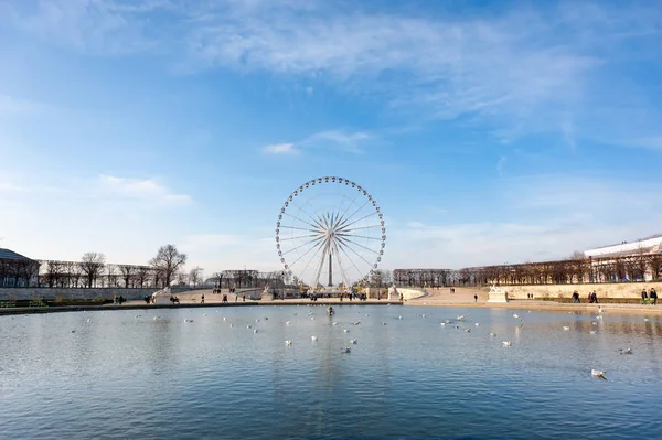 Paris ferris-wheel contra o céu azul do parque das Tulherias com — Fotografia de Stock