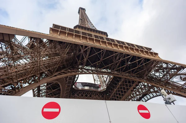 Tidak ada tanda masuk di depan Menara Eiffel — Stok Foto