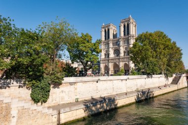 Seine bankaları turistlerle Notre-Dame Katedrali ba
