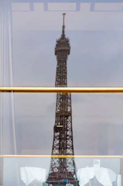 Eiffelturm spiegelt sich in den Fenstern des Restaurants Palais de Chaillot — Stockfoto