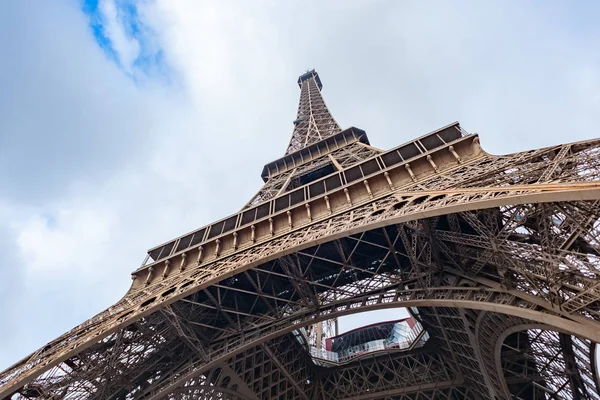 Eiffelova věž nízký široký úhel pohledu v Paříži — Stock fotografie