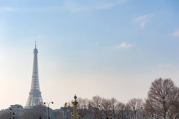 Menara Eiffel melawan langit biru di musim dingin — Stok Foto