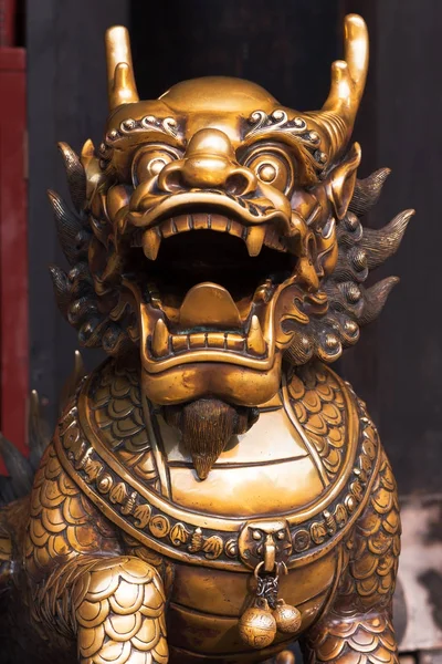 Estatua de dragón de bronce en un templo budista chino — Foto de Stock