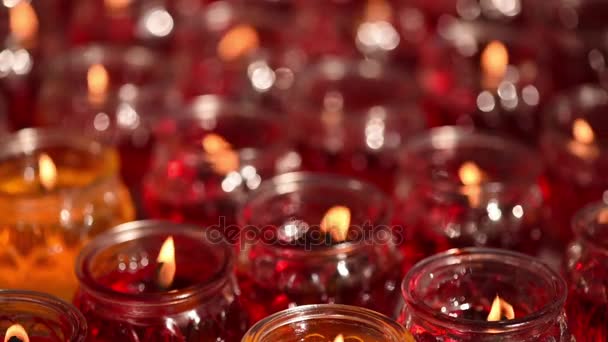 Candele ardenti in un tempio buddista — Video Stock