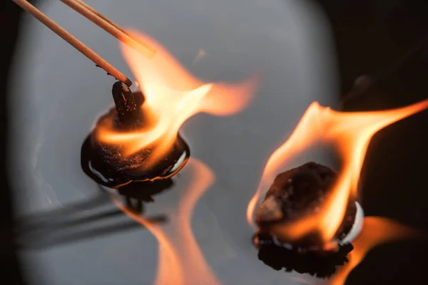 Varillas de incienso aligeradas con velas de aceite — Foto de Stock