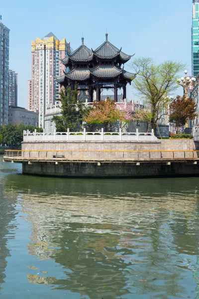 Hejiang paviljoen in Chengdu op een zonnige dag — Stockfoto