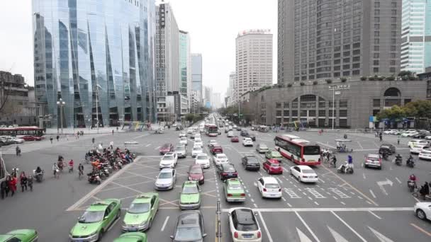 Grande traffico crociato nel centro della città di Chengdu, Cina — Video Stock